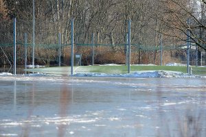 ...der Kunstrasen hat sich angehoben...