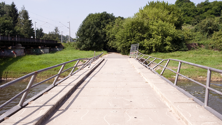 Elsterflutbecken - an ihr erkennt man die Kraft des Wassers - durch die Flut zerstörtes Geländer
