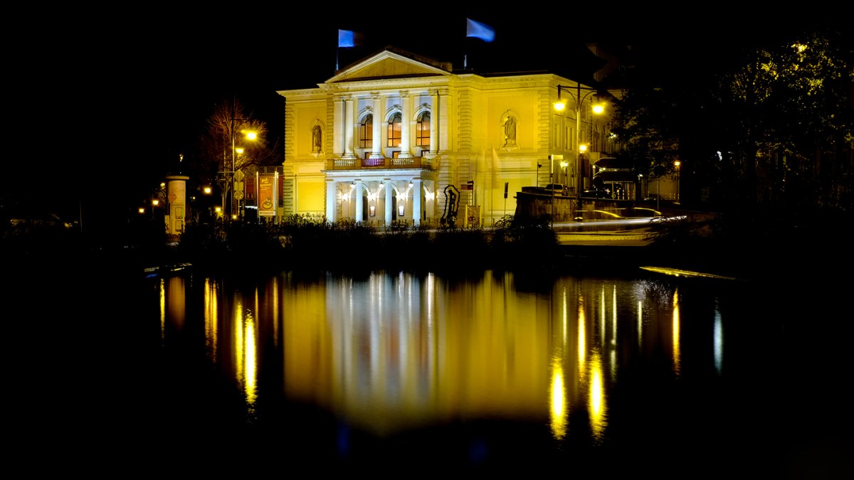 Oper Halle/Saale bei Nacht Fuji X100