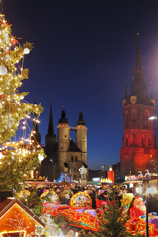 Weihnachtsmarkt Halle/Saale mit Marktkirche und Roter Turm