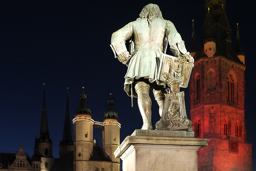 Händel blickt auf Marktkirche und Rotrn Turm