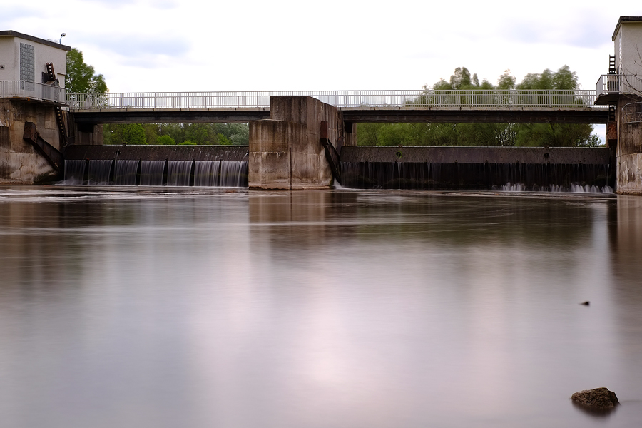 Wehr und Wasserkraftwerk bei Planena
