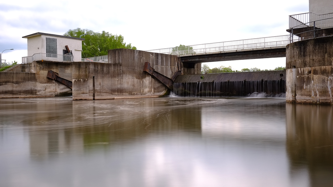 Wehr und Wasserkraftwerk bei Planena