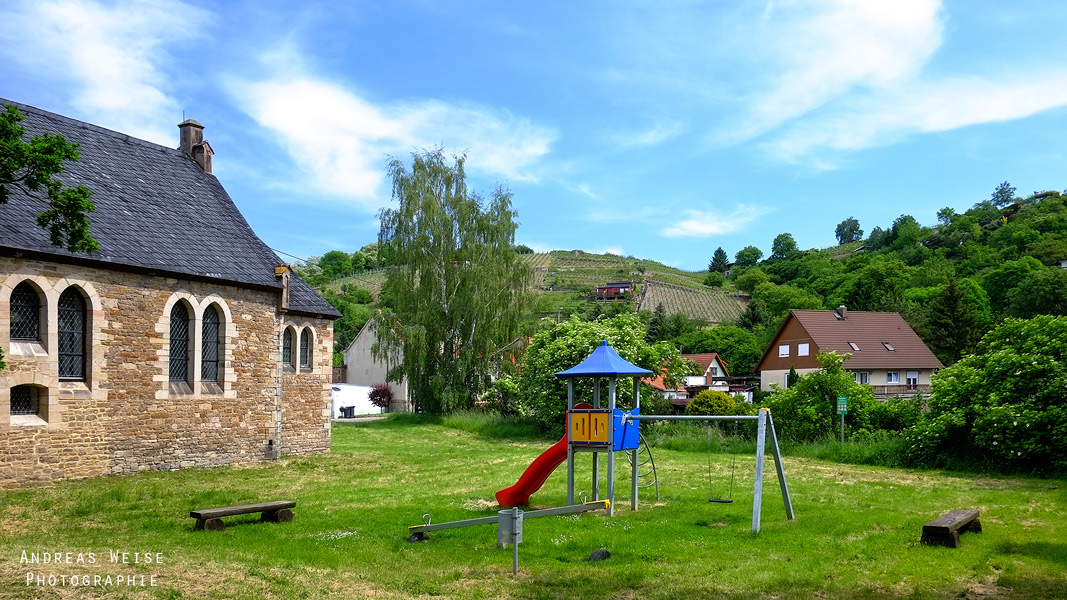 Kirche Rollsdorf mit Blick auf die Weinberge