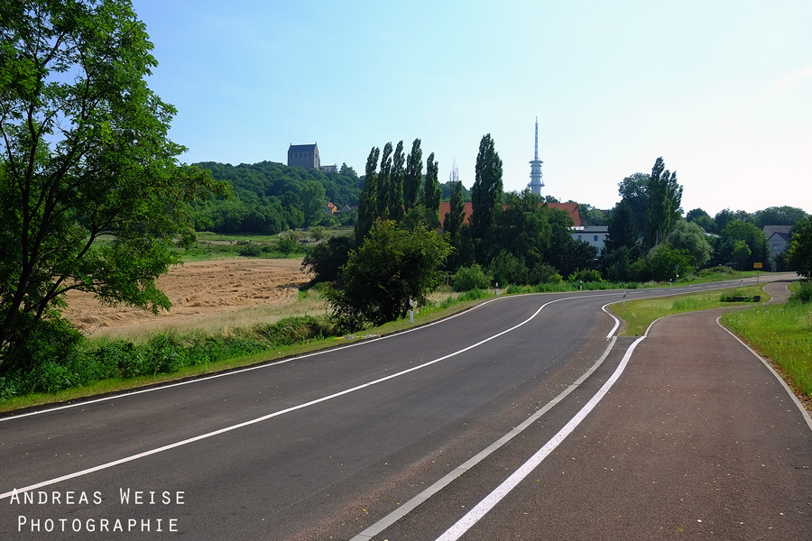 Landstraße Wallwitz-Petersberg . Blick auf Sendemast und Stiftskirche