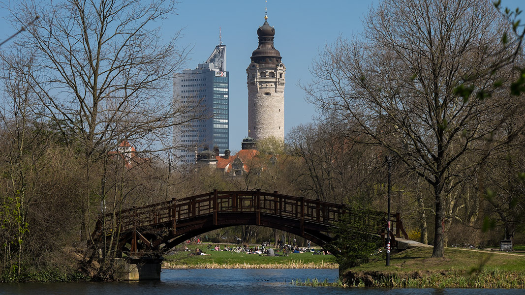 Johannapark Leipzig , Blick zu Neuen Rathaus und Uniriesen