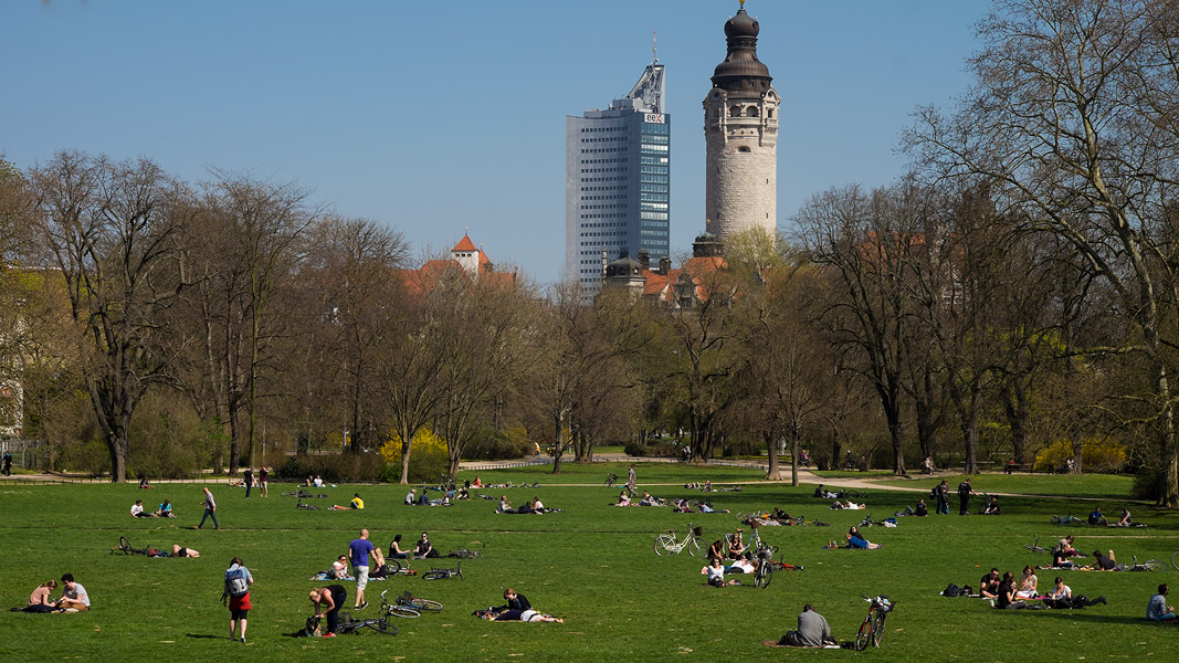 Johannapark Leipzig , Blick zu Neuen Rathaus und Uniriesen