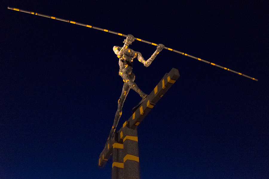 Hochseilartist am Rennbahnkreuz